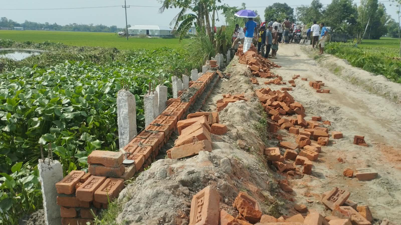 নিম্নমানের সামগ্রী দিয়ে গাইডওয়াল নির্মাণ, কাজ বন্ধ - Chief TV