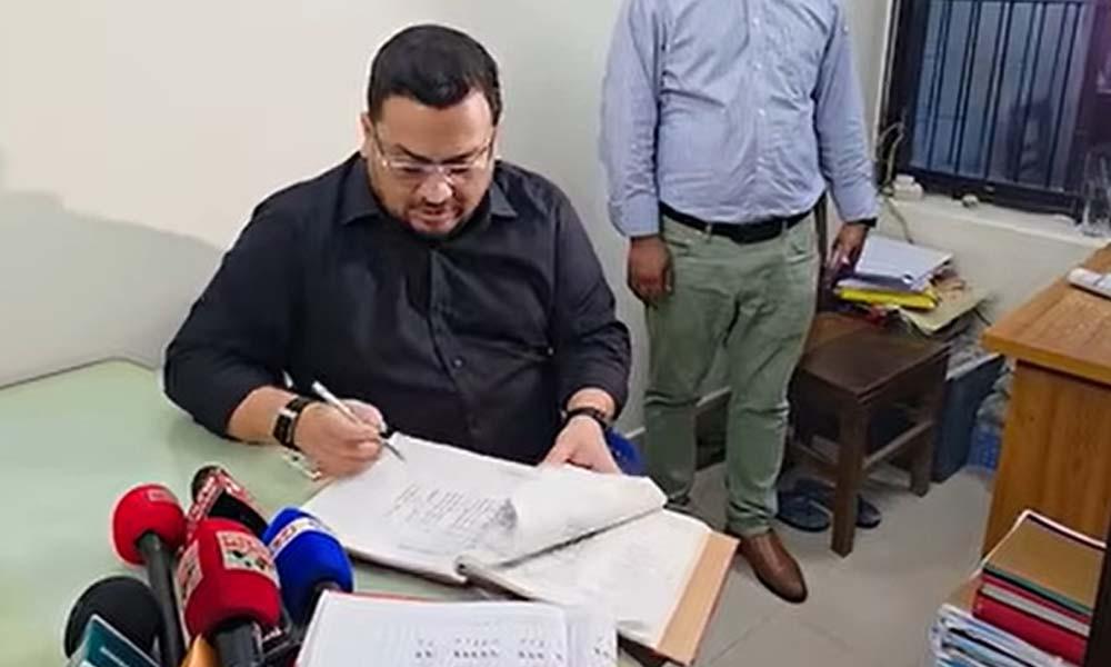 হঠাৎ ভূমি অফিসে প্রতিমন্ত্রী, কর্মকর্তাদের উপস্থিতি নিয়ে ধরা পড়ল বড় অনিয়ম  - Chief TV