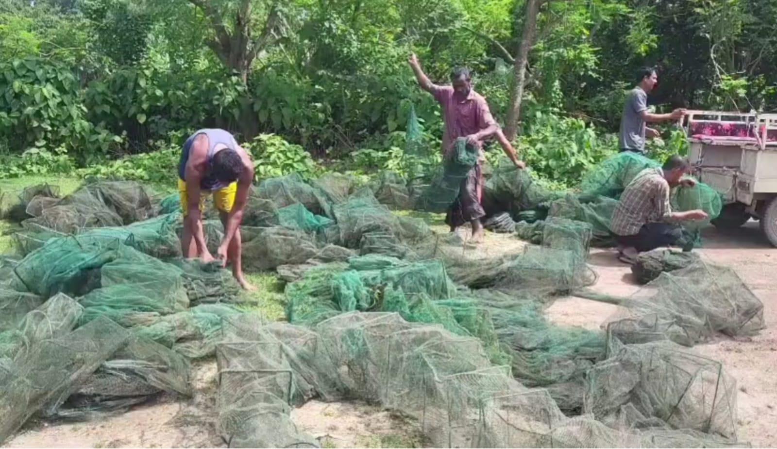 বদলগাছীতে অবৈধ রিং ও চায়না দুয়ারি জাল আগুনে ধ্বংস - Chief TV