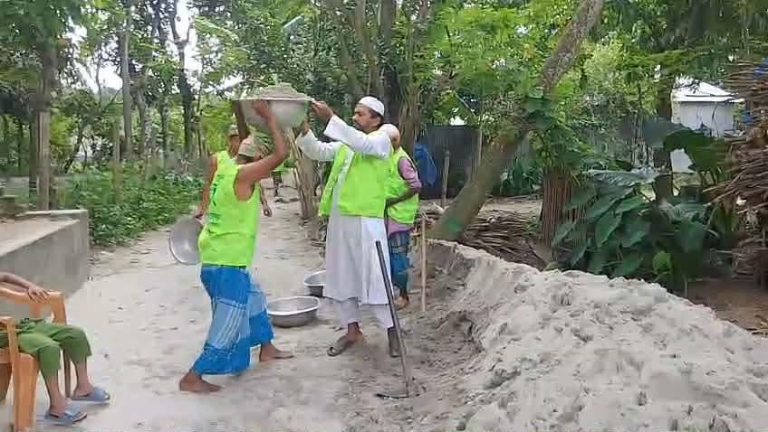 চেয়ারম্যান প্রার্থী  উদ্যোগে রাস্তা সংস্কার, স্বস্তি ফিরেছে এলাকাবাসীর মাঝে - Chief TV