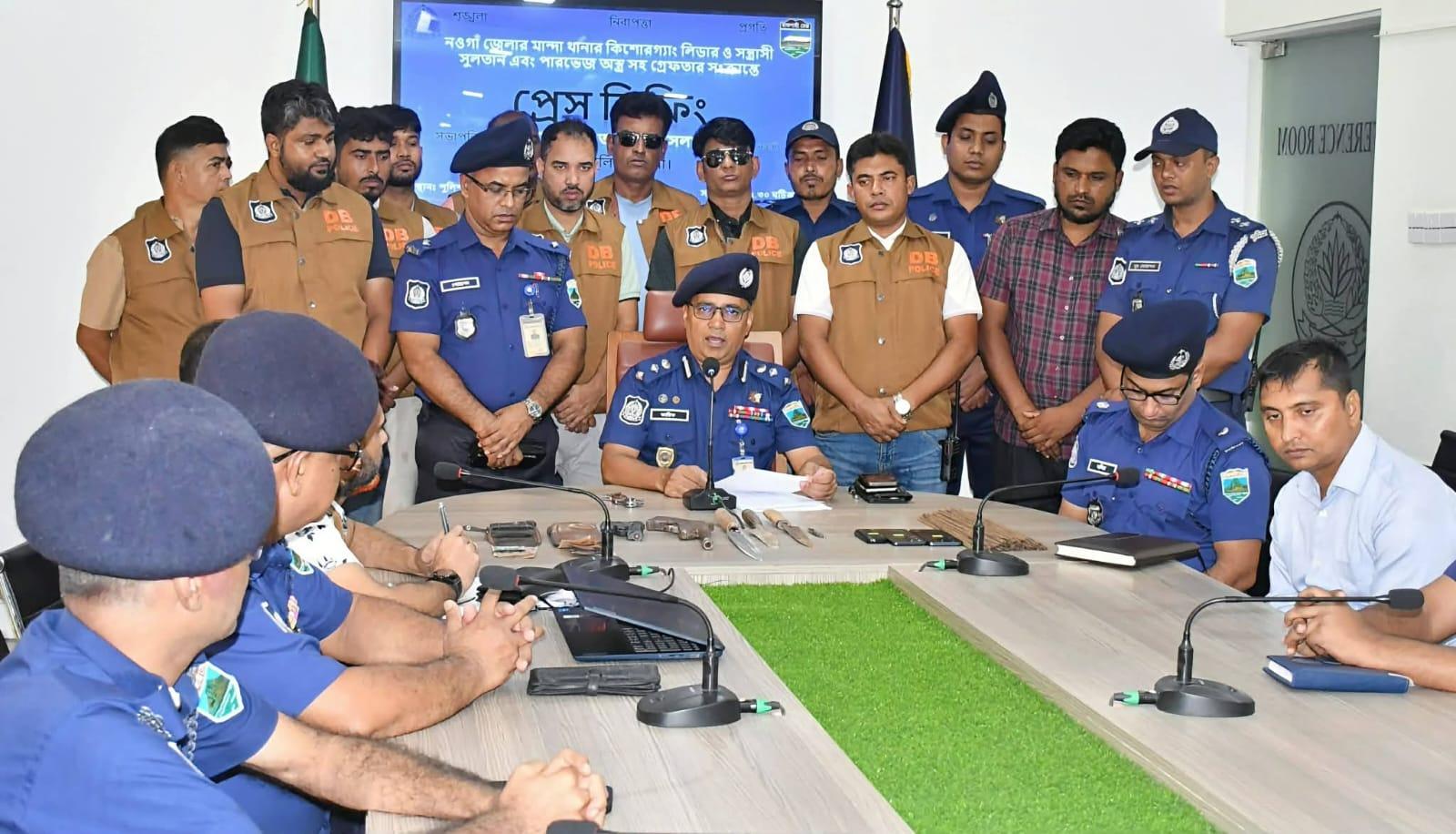 গুলি ছোড়ার ঘটনায় অস্ত্রসহ দুই যুবক গ্রেপ্তার - Chief TV