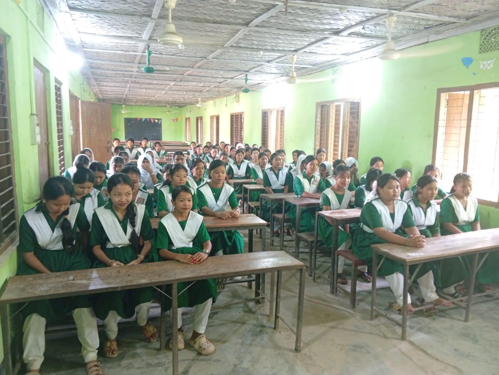 বাঘাইহাট উচ্চ বিদ্যালয়ে কিশোরীদের স্বাস্থ্য সচেতনতা সেশন - Chief TV