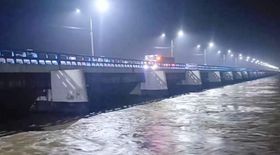 পাহাড়ি ঢলে তিস্তার পানি বিপৎসীমা ছাড়াল, ৪৪টি জলকপাট খুলে দেওয়া হলো - chief tv