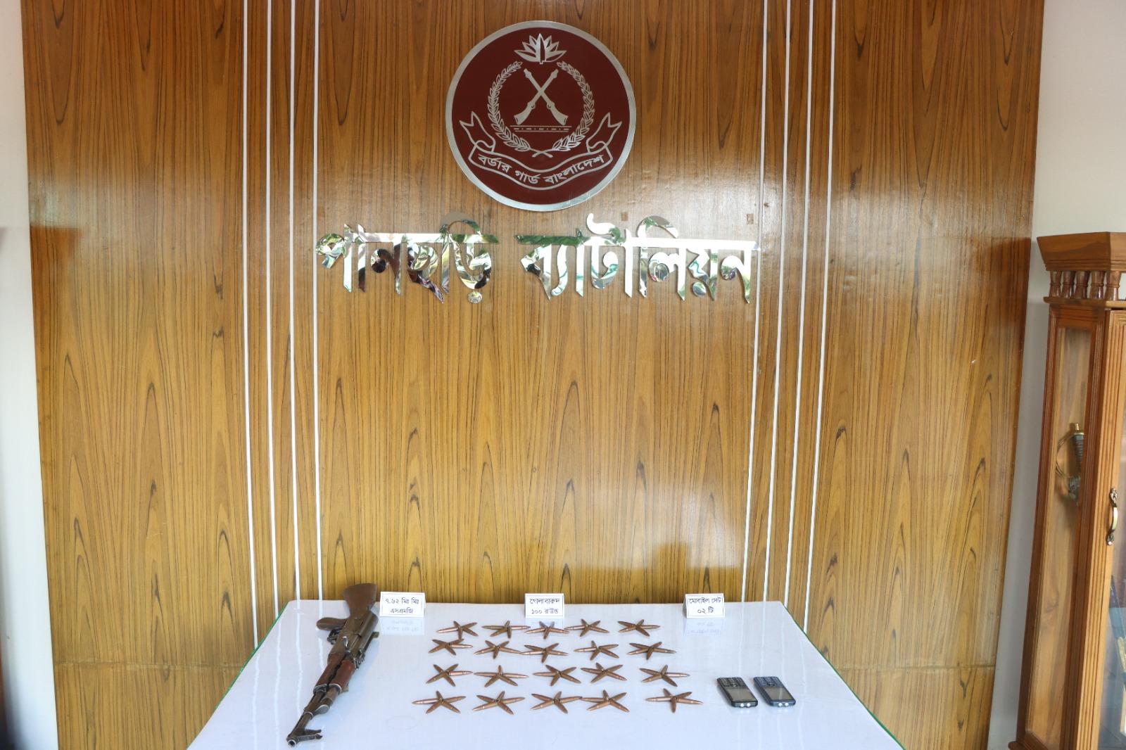বিজিবির টহলে অস্ত্র-গুলিসহ দুই মোবাইল উদ্ধার - Chief TV