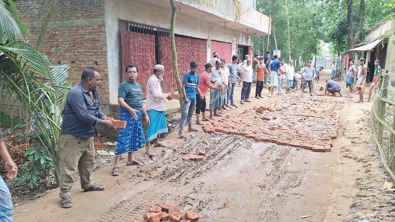 জনপ্রতিনিধিদের অপেক্ষা না করে নিজেরাই সড়ক সংস্কারে নামলেন গ্রামবাসী - Chief TV