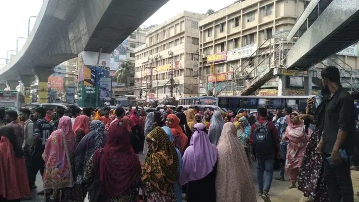 মিরপুরে গার্মেন্টস কর্মীদের আন্দোলন, যান চলাচল ব্যাহত - Chief TV