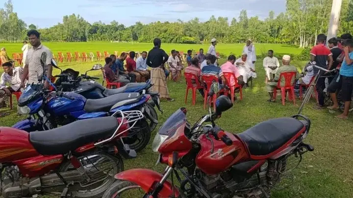 অনৈতিক সম্পর্কের অভিযোগে প্রধান শিক্ষককে ধাওয়া - Chief TV