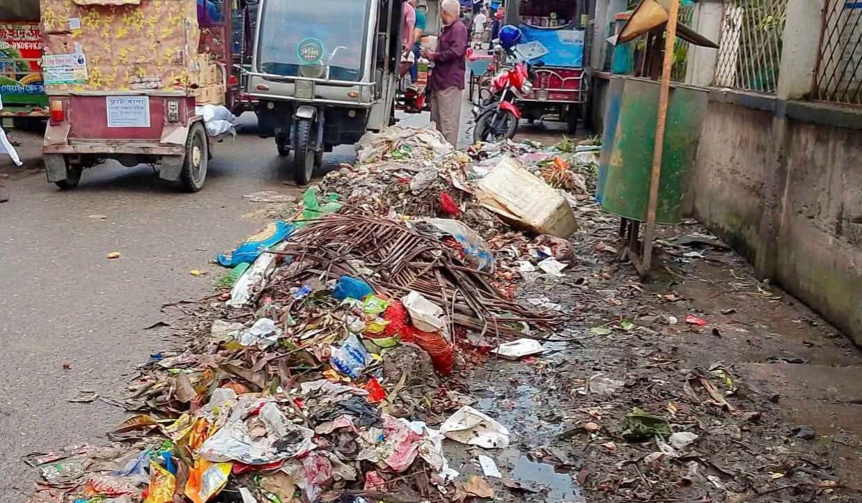 নিয়মিত বর্জ্য অপসারণ না হওয়ায় দুর্গন্ধে অতিষ্ঠ পৌরবাসী - Chief TV
