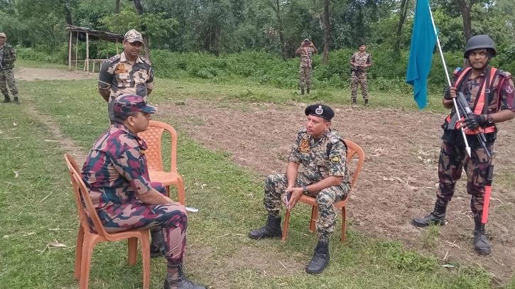 গ্রামবাসীর ধাওয়া খেয়ে অস্ত্র ফেলে পালালো বিএসএফ, ফেরত দিলো বিজিবি - Chief TV