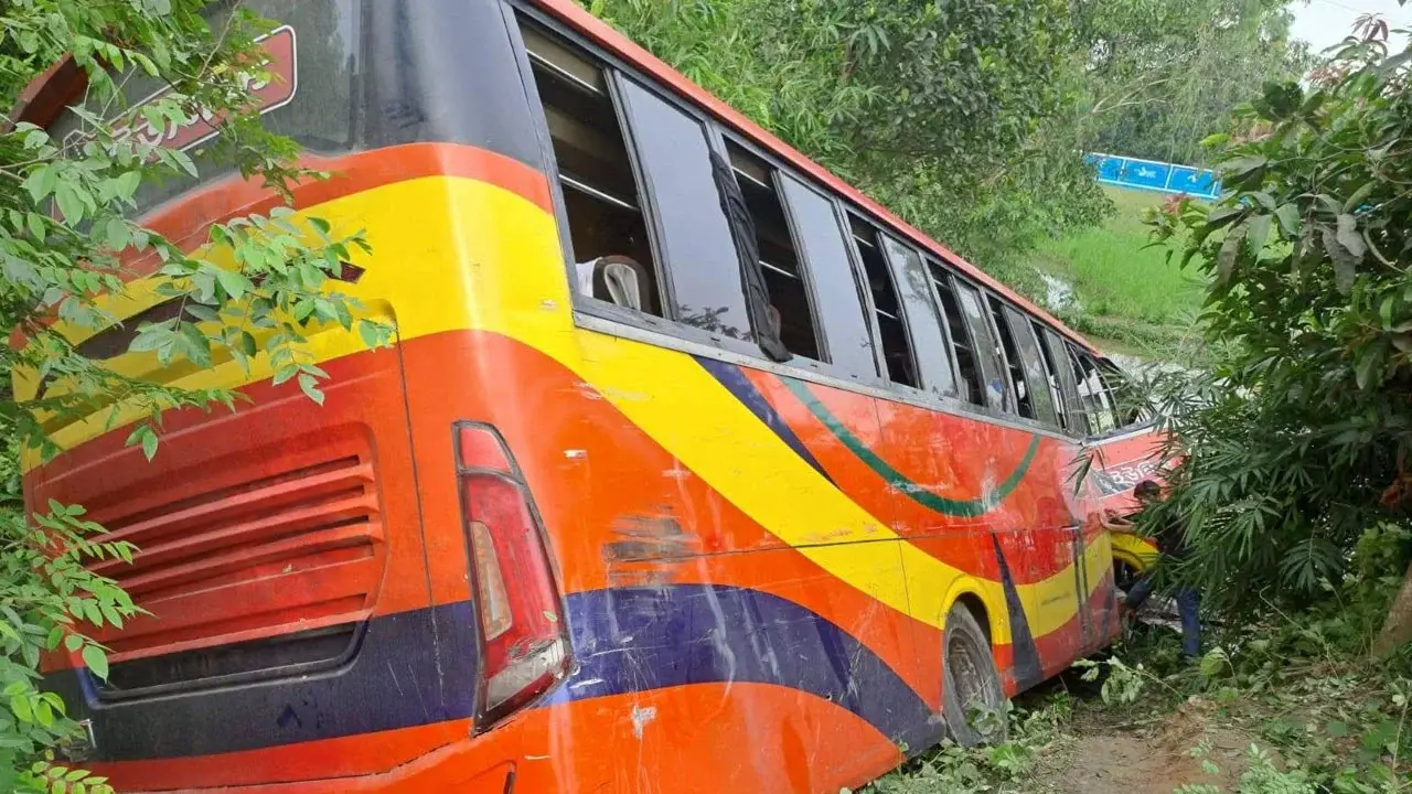 মহাসড়কে বাস-ট্রাক সংঘর্ষ: ইউনিক পরিবহনের চালকের মর্মান্তিক মৃত্যু - Chief TV