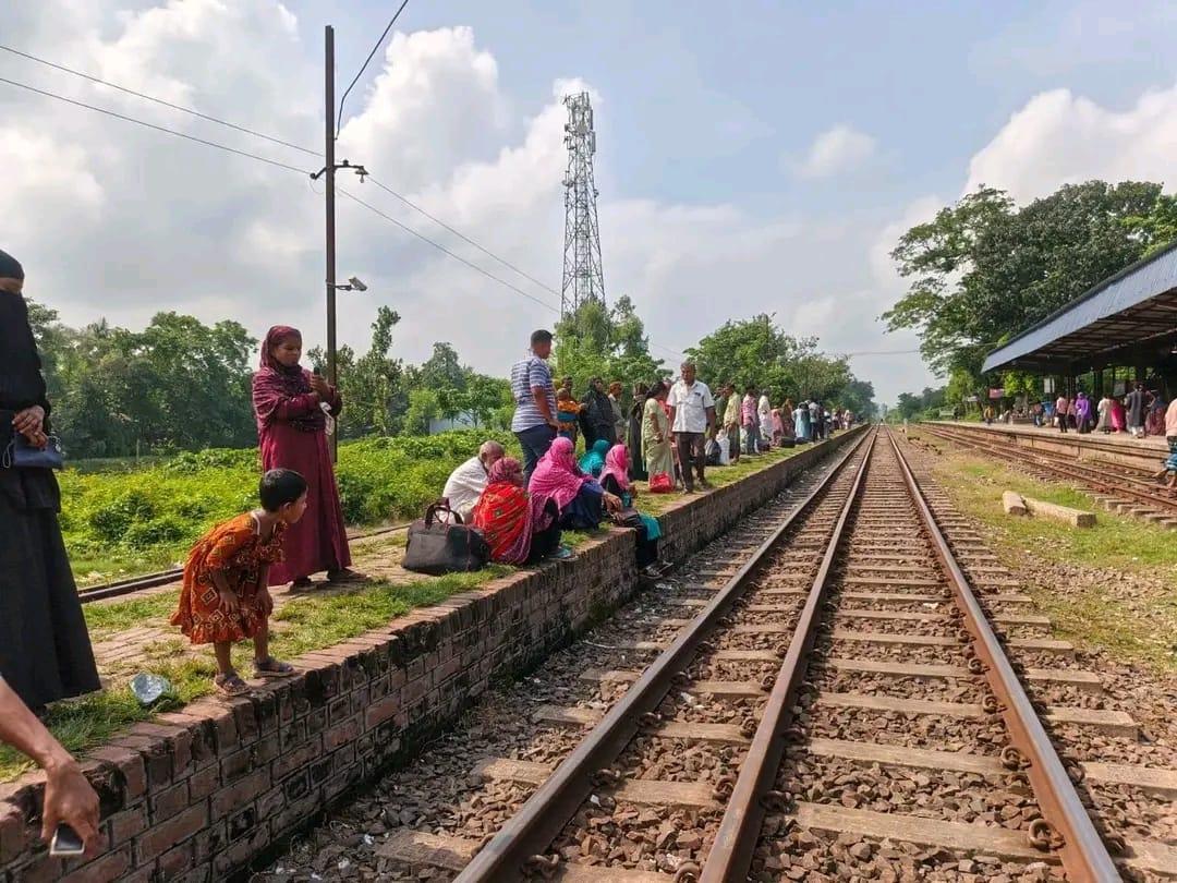 রেলস্টেশনে নেই ছাউনি রোদ-বৃষ্টিতে চরম দুর্ভোগ যাত্রীদের - Chief TV