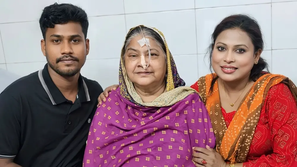 হাসপাতালে খালেদা আক্তার কল্পনার পাশে অভিনয়শিল্পী সংঘের প্রতিনিধি দল