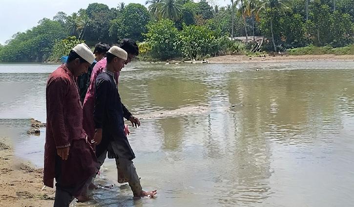শেরপুরে বৃষ্টিতেই মাদ্রাসা মাঠে জলাবদ্ধতা, দুর্ভোগে শিক্ষার্থীরা - Chief TV