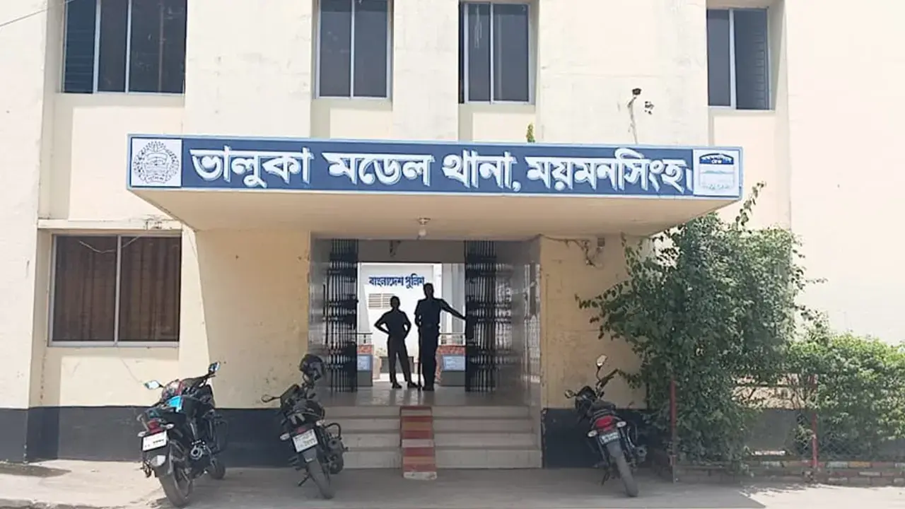 ময়মনসিংহে শিশু ওপর ধসে পড়ল দেওয়াল - Chief TV