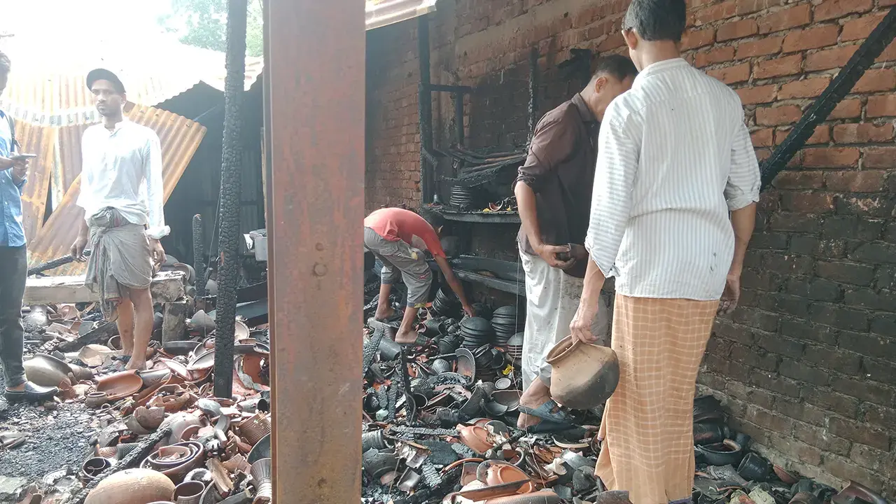 সিরাজগঞ্জে ভয়াবহ অগ্নিকাণ্ড: পুড়ে ছাই ৭ দোকান - Chief TV