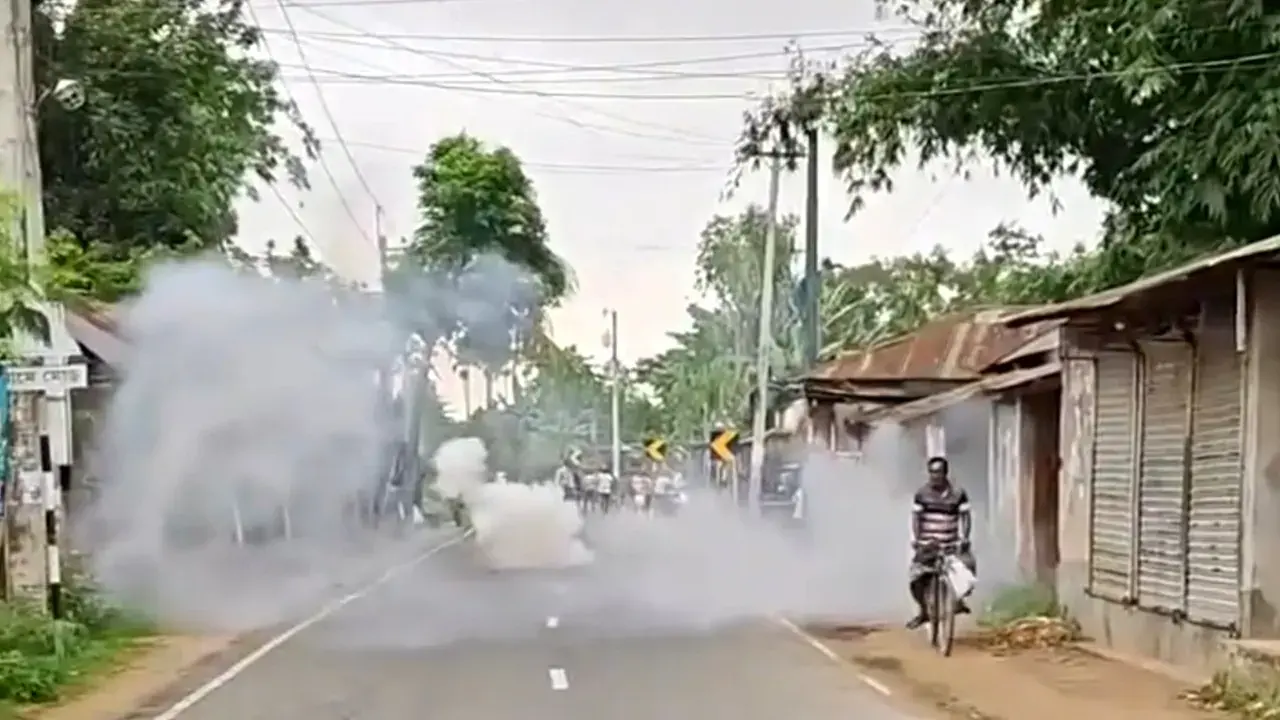 গাইবান্ধায় পানহাটি দখল নিয়ে বিএনপি-জামায়াত সংঘর্ষ, ককটেল বিস্ফোরণ - Chief TV