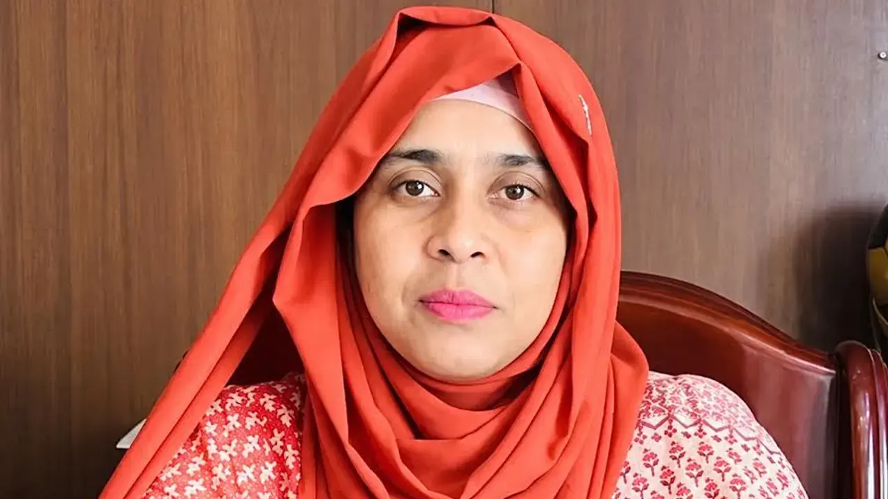 দেড় মিনিটে মন্ত্রীকে ৩৫ বার স্যার বলা ইউএনও এখন ‘ছুটি বিতর্কে’ - Chief TV