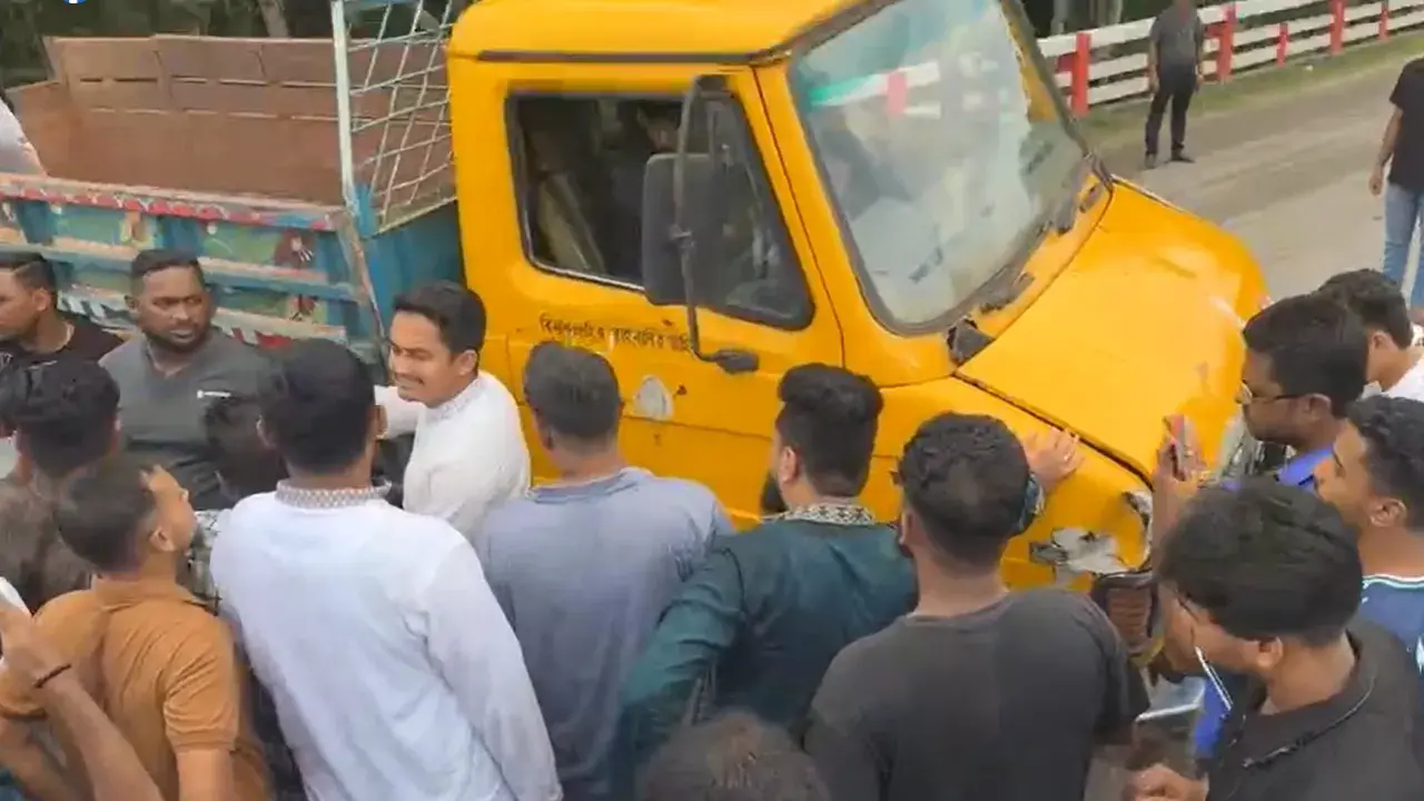 বালুর ট্রাক দিয়ে আটকে দেওয়া হলো হাসনাত-পাটোয়ারীদের গাড়ি - Chief TV