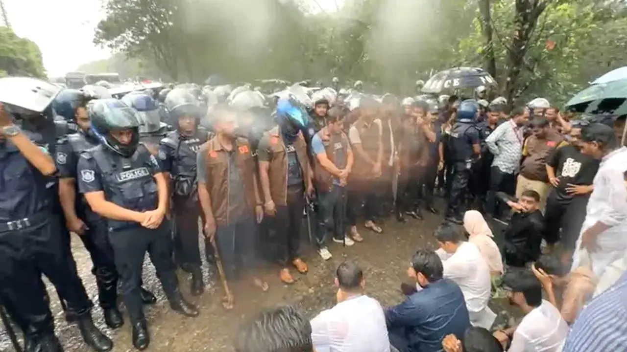 পুলিশের সঙ্গে ধস্তাধস্তি, বৃষ্টির মধ্যেই সড়কে বসে পড়লেন নাহিদ-হাসনাতরা - Chief TV