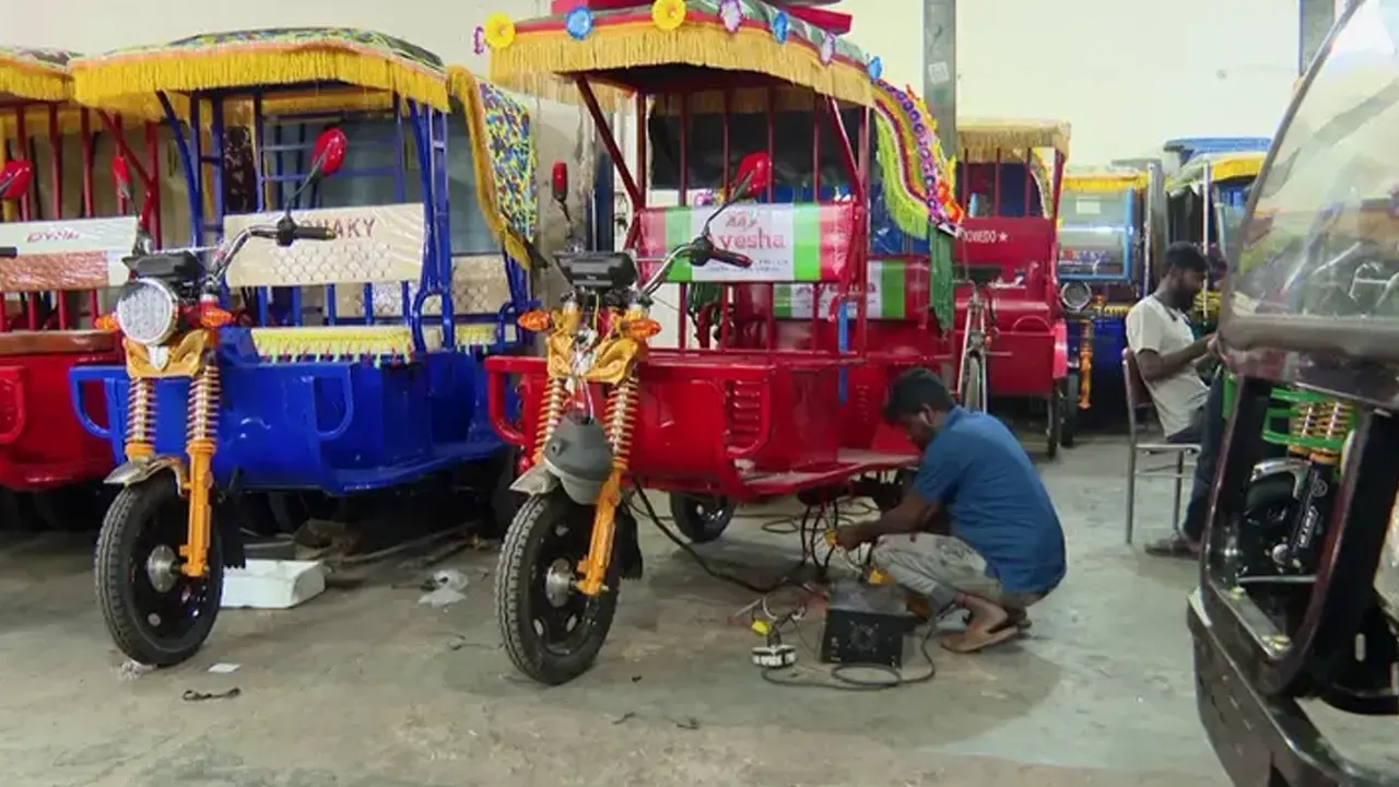 অটোরিকশা চার্জ দিতে হবে সৌরবিদ্যুতে, করতে হবে নিবন্ধন - Chief TV