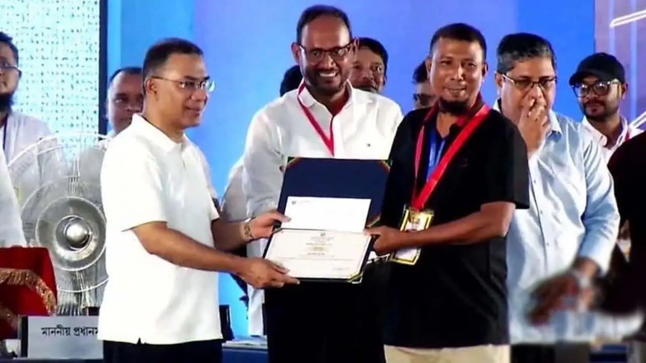 প্রধানমন্ত্রীর হাত থেকে স্বর্ণপদক নিলেন আওয়ামী লীগ নেতা - Chief TV