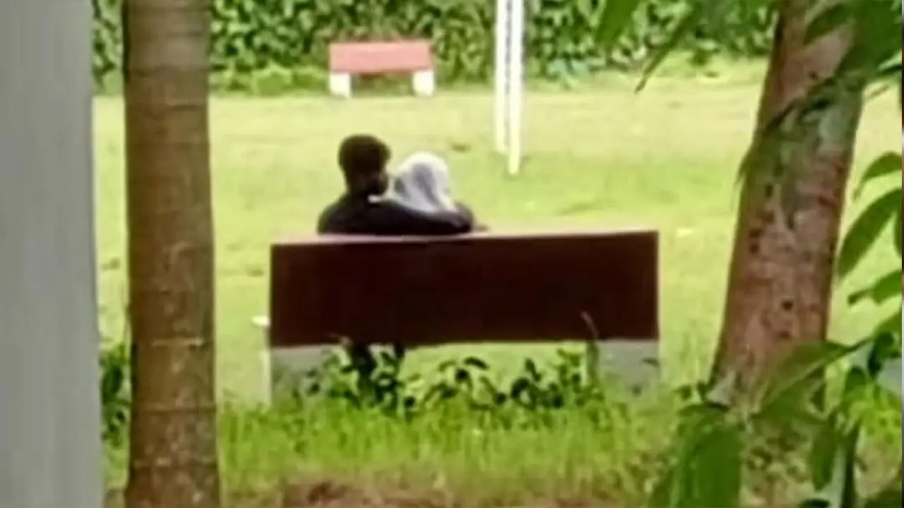 রাত বাড়লেই ক্যাম্পাসে আপত্তিকর অবস্থান, অসন্তোষ শিক্ষার্থীদের - Chief TV