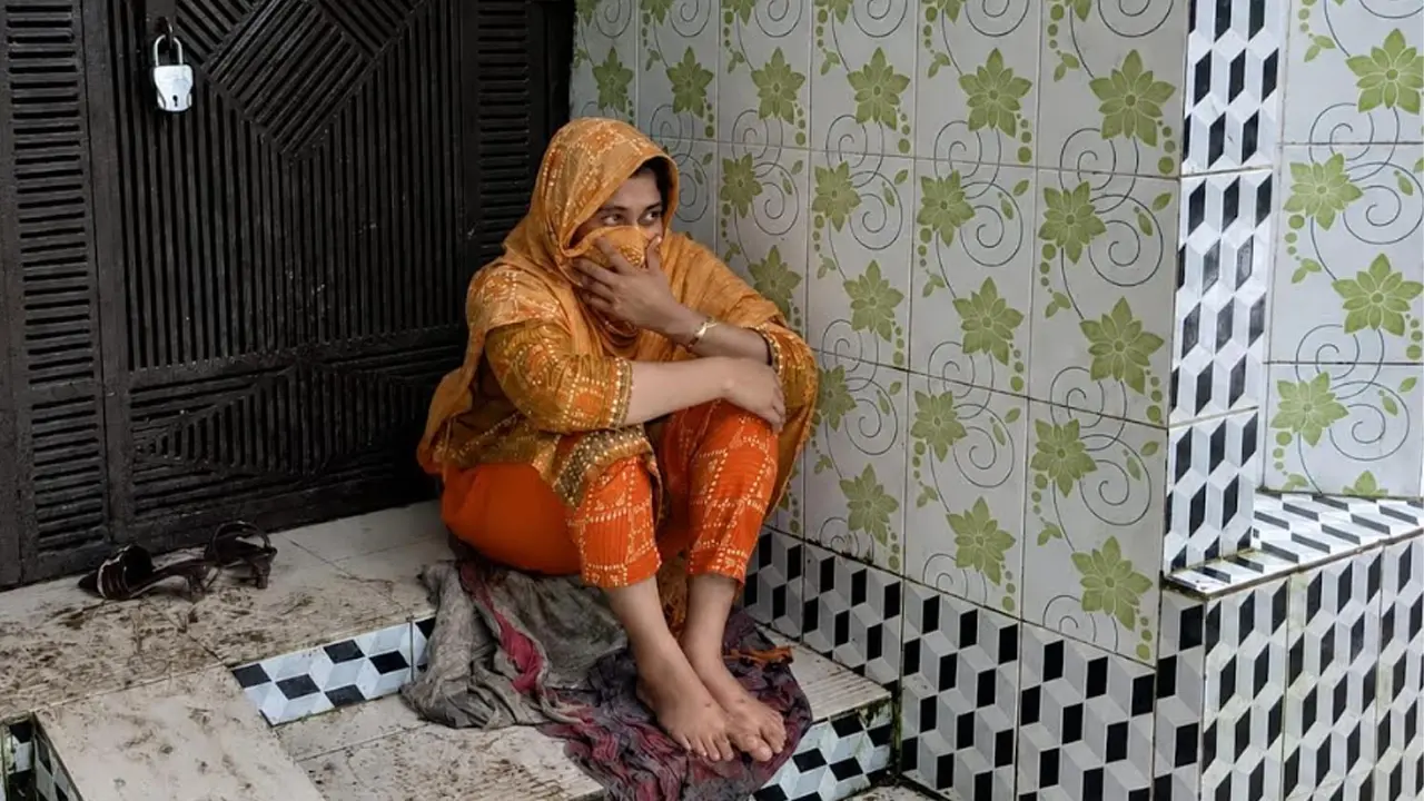 বিয়ের দাবিতে প্রেমিকের বাড়িতে অনশন, প্রেমিকা গ্রেপ্তার - Chief TV