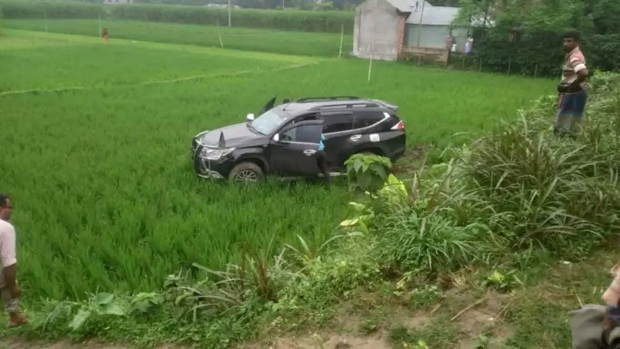 পথচারীকে বাঁচাতে গিয়ে দুর্ঘটনার শিকার প্রতিমন্ত্রীর গাড়ি - Chief TV