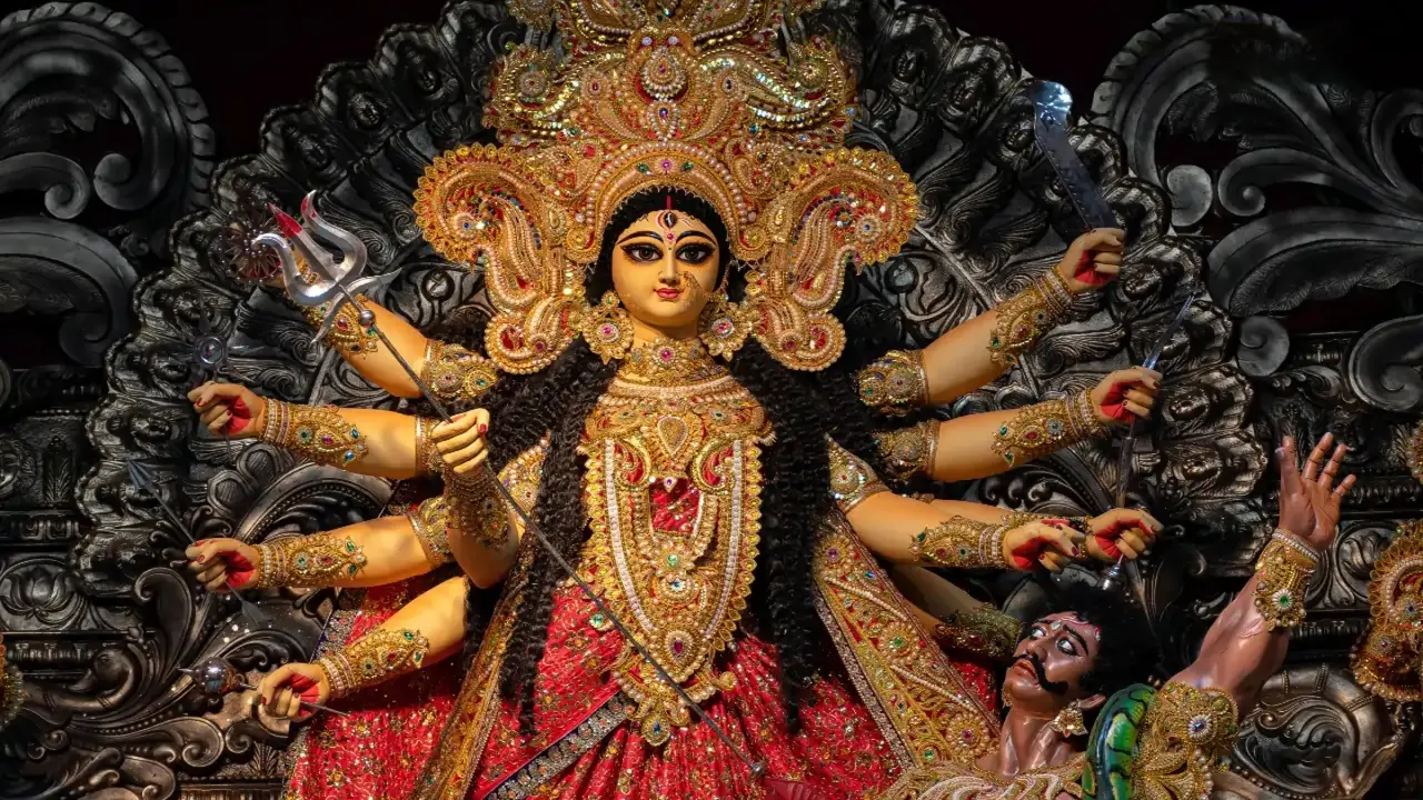 দেবী দুর্গার ১০ হাতে দশ অস্ত্রের রহস্য, কোন অস্ত্রের কী তাৎপর্য? - Chief TV