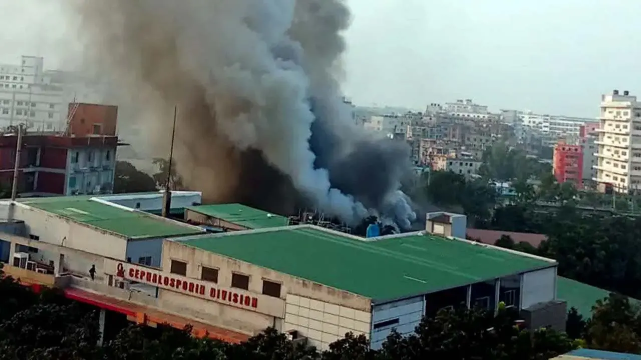 গাজীপুরে ইবনে সিনা ওষুধ কারখানায় আগুন, নিয়ন্ত্রণে ৬ ইউনিট - Chief TV