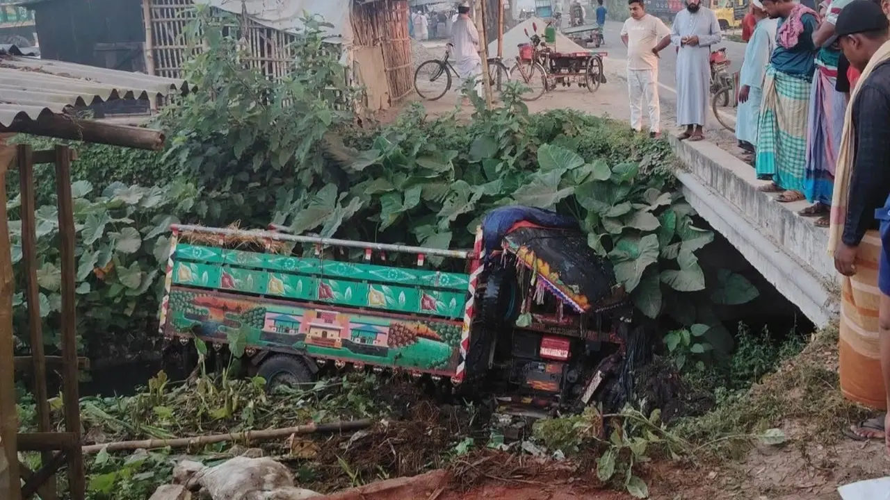চুয়াডাঙ্গায় অবৈধ যানবাহন খাদে পড়ে নিহত ১, আহত ২ - Chief TV