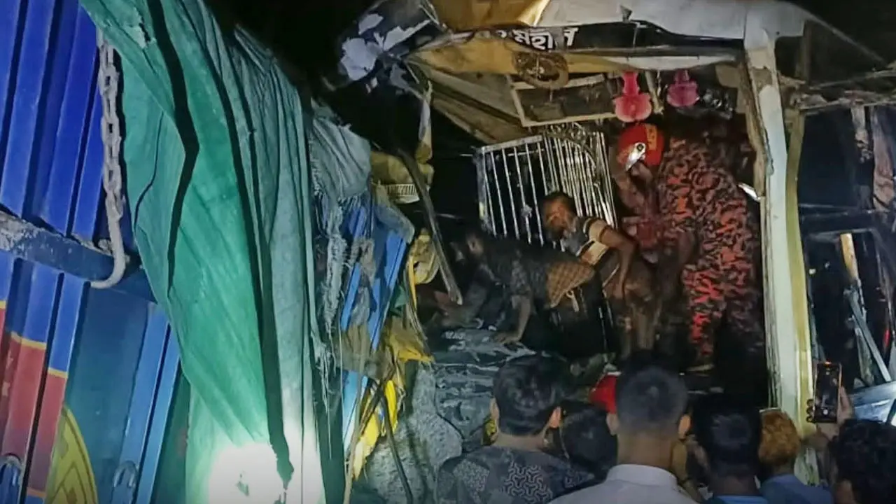 বাস চালাচ্ছিলেন সুপারভাইজার, পেছনে ঘুমাচ্ছিলেন চালক-সহকারী! - Chief TV