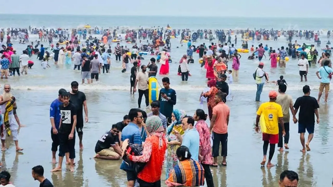 কক্সবাজার সৈকতে গোসলে নেমে তিন পর্যটকের মৃত্যু - Chief TV