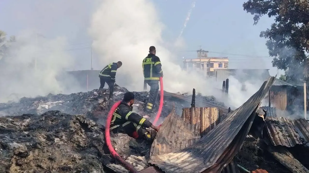 গাজীপুরে ভয়াবহ অগ্নিকাণ্ড, মসজিদসহ ২০ টি দোকান পুড়ে ছাই - Chief TV