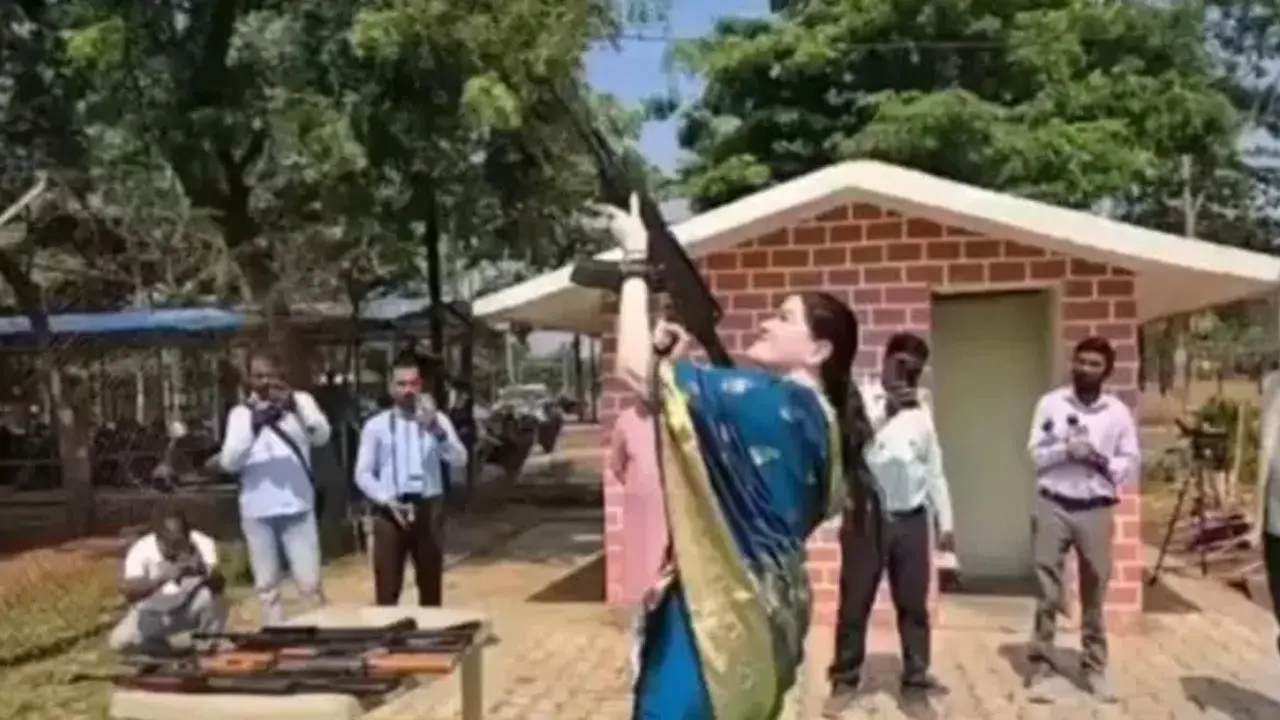 একে-৪৭ দিয়ে গুলি ছোড়ার ভিডিও ভাইরাল, বিতর্কে নারী কর্মকর্তা - Chief TV