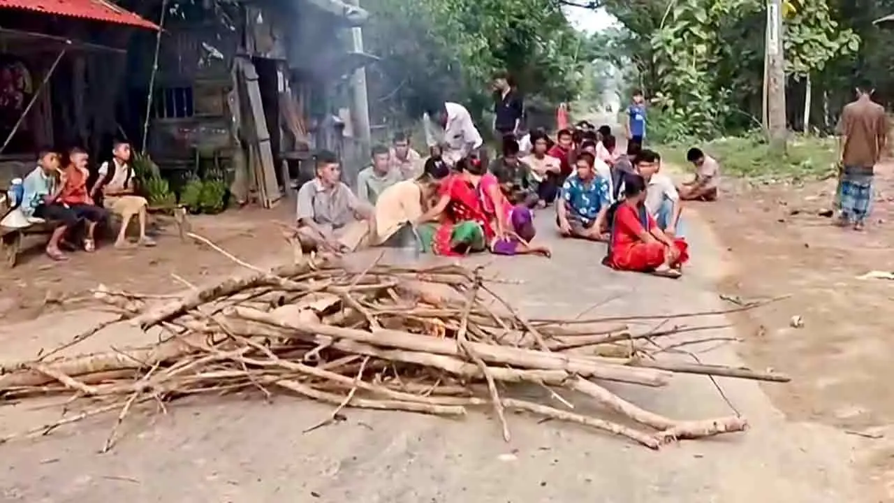 খাগড়াছড়ি-চট্টগ্রাম সড়ক অবরোধ, দুর্ভোগে যাত্রীরা - Chief TV