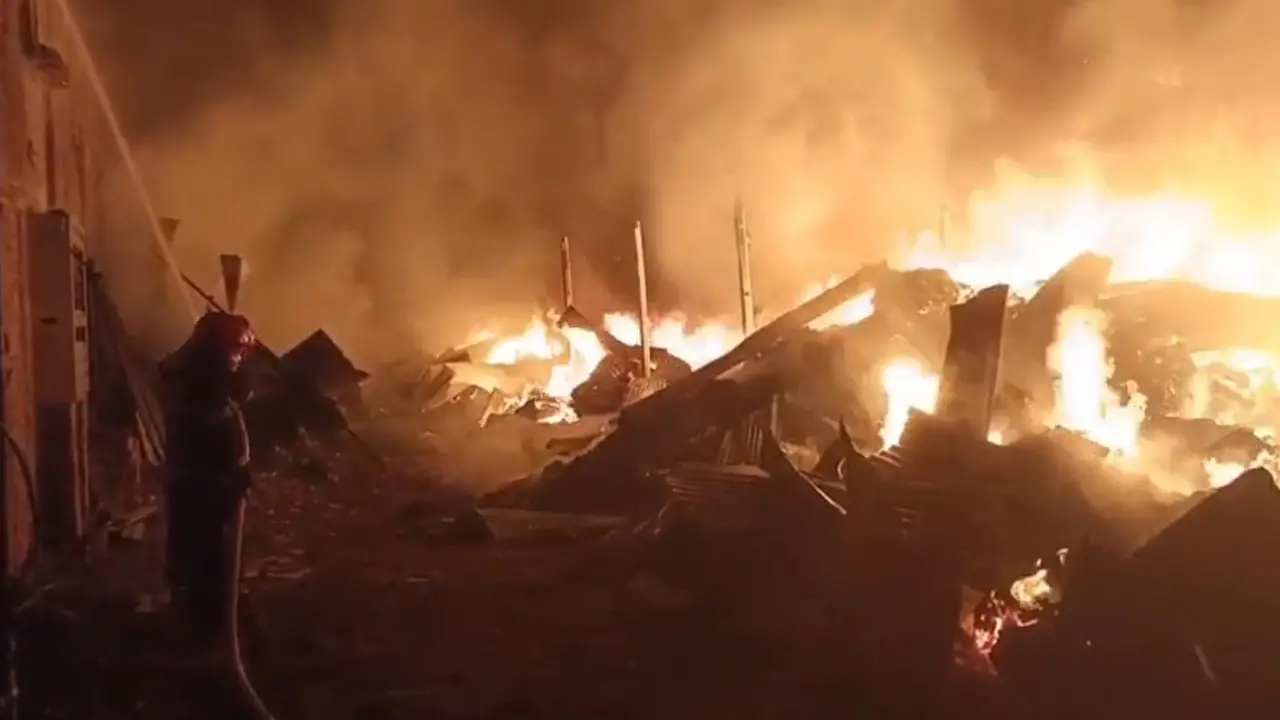 গাজীপুরে ঝুটের গুদামে আগুন, নিয়ন্ত্রণে ফায়ার সার্ভিসের ৪ ইউনিট - Chief TV