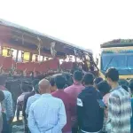 সড়কে দাঁড়িয়ে থাকা ট্রাকে বাসের ধাক্কা, নিহত ৩ - Chief TV