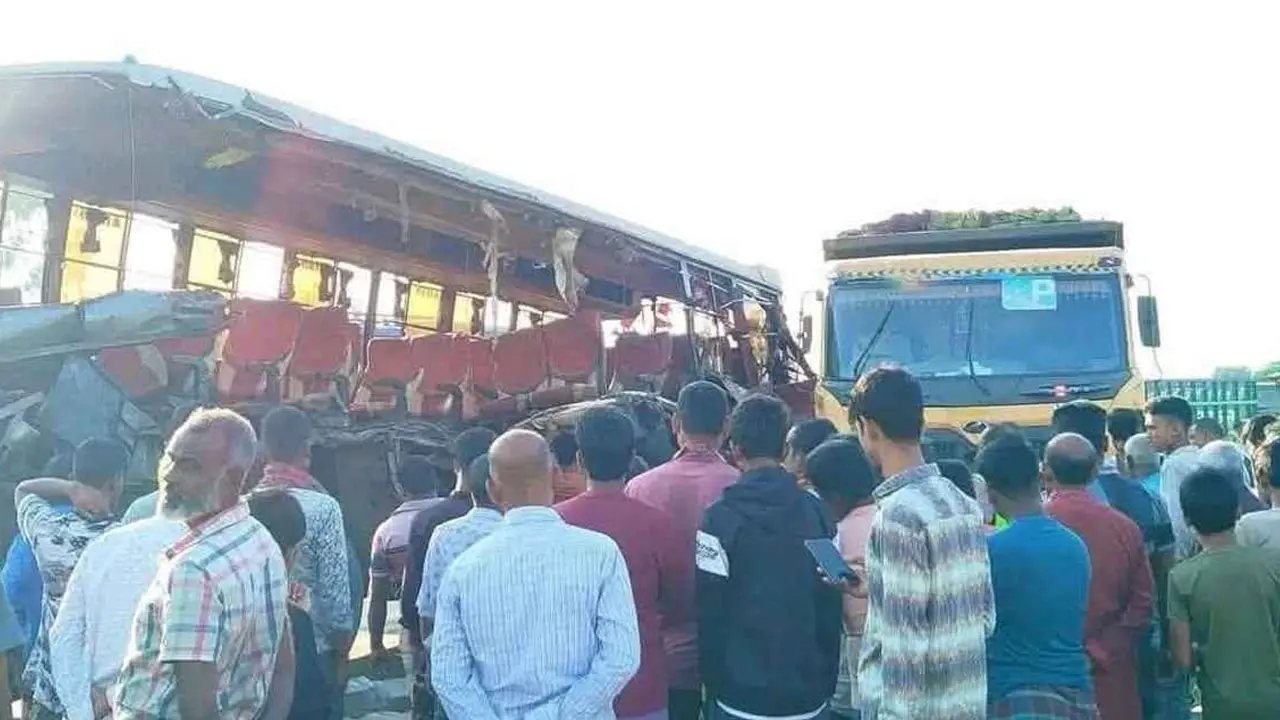 সড়কে দাঁড়িয়ে থাকা ট্রাকে বাসের ধাক্কা, নিহত ৩ - Chief TV