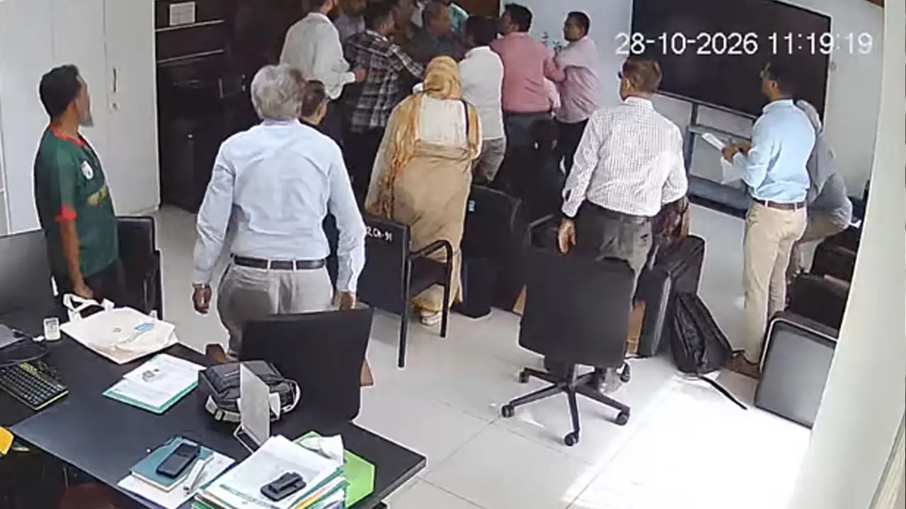 কার্যালয়ে ঢুকে আইইডিসিআরের পরিচালককে মারধরের অভিযোগ - Chief TV