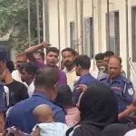আদালতে নেওয়ার পথে প্রিজন ভ্যান থেকে ‘জয় বাংলা’ স্লোগান - Chief TV