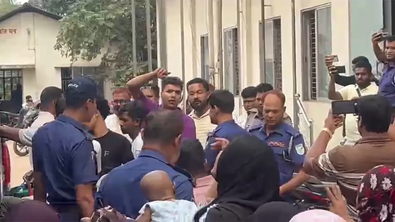 আদালতে নেওয়ার পথে প্রিজন ভ্যান থেকে ‘জয় বাংলা’ স্লোগান - Chief TV
