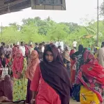 ‘আত্রাইয়ের হুজুরে’র পানিপড়া নিতে ফুলবাড়ী স্টেশনে উপচেপড়া ভিড় - Chief TV