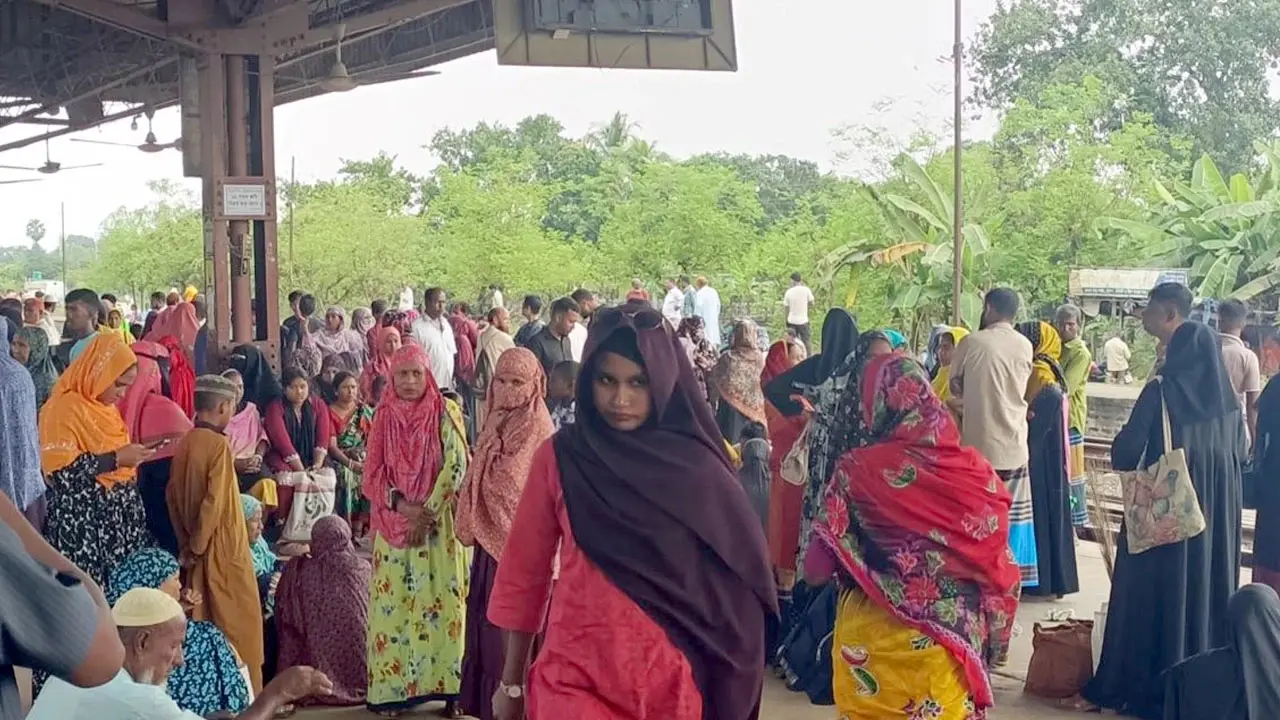 ‘আত্রাইয়ের হুজুরে’র পানিপড়া নিতে ফুলবাড়ী স্টেশনে উপচেপড়া ভিড় - Chief TV