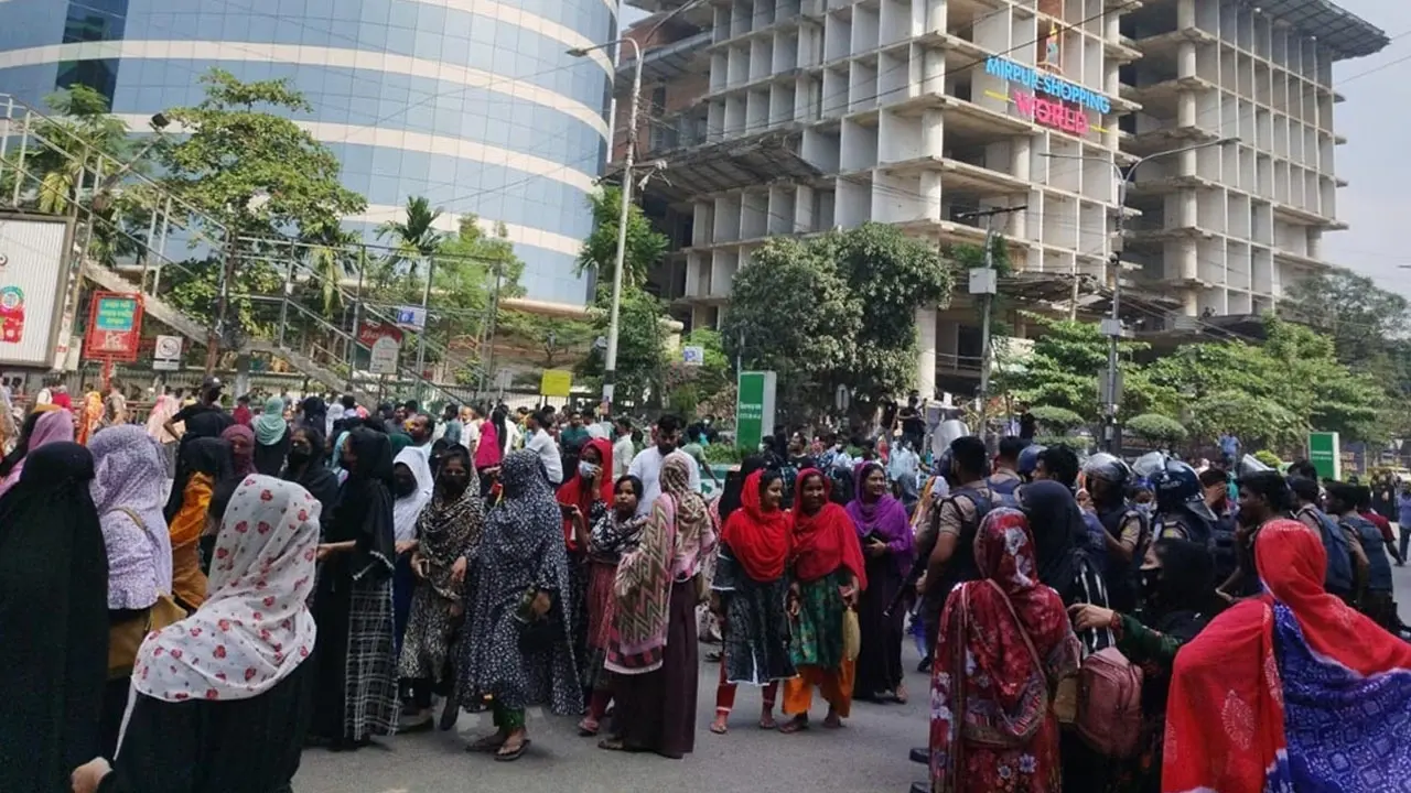 মিরপুরে ফের সড়ক অবরোধ, তীব্র যানজটে ভোগান্তিতে যাত্রীরা - Chief TV