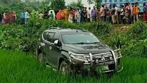 বৃদ্ধাকে বাঁচাতে গিয়ে দুর্ঘটনা, স্ত্রীসহ আহত খাদ্য প্রতিমন্ত্রী - Chief TV
