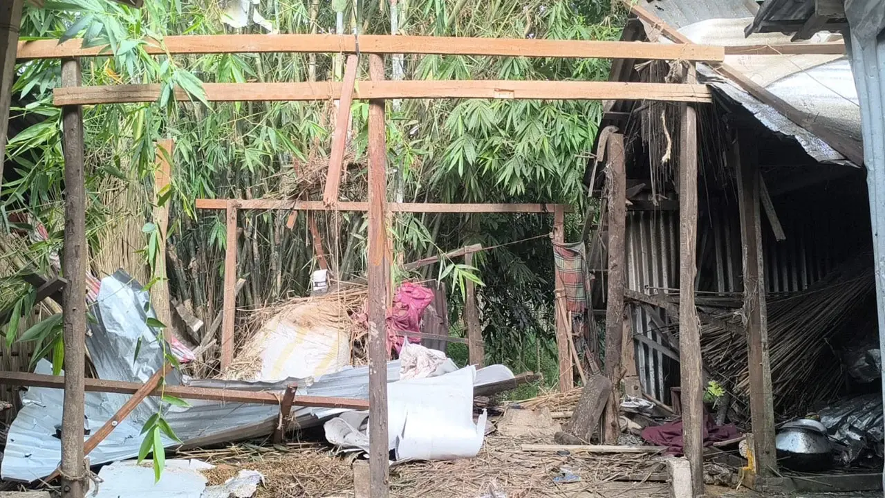 রান্নাঘরে 'ককটেল বিস্ফোরণে' উড়ে গেল টিনের চাল, আহত ২ - Chief TV