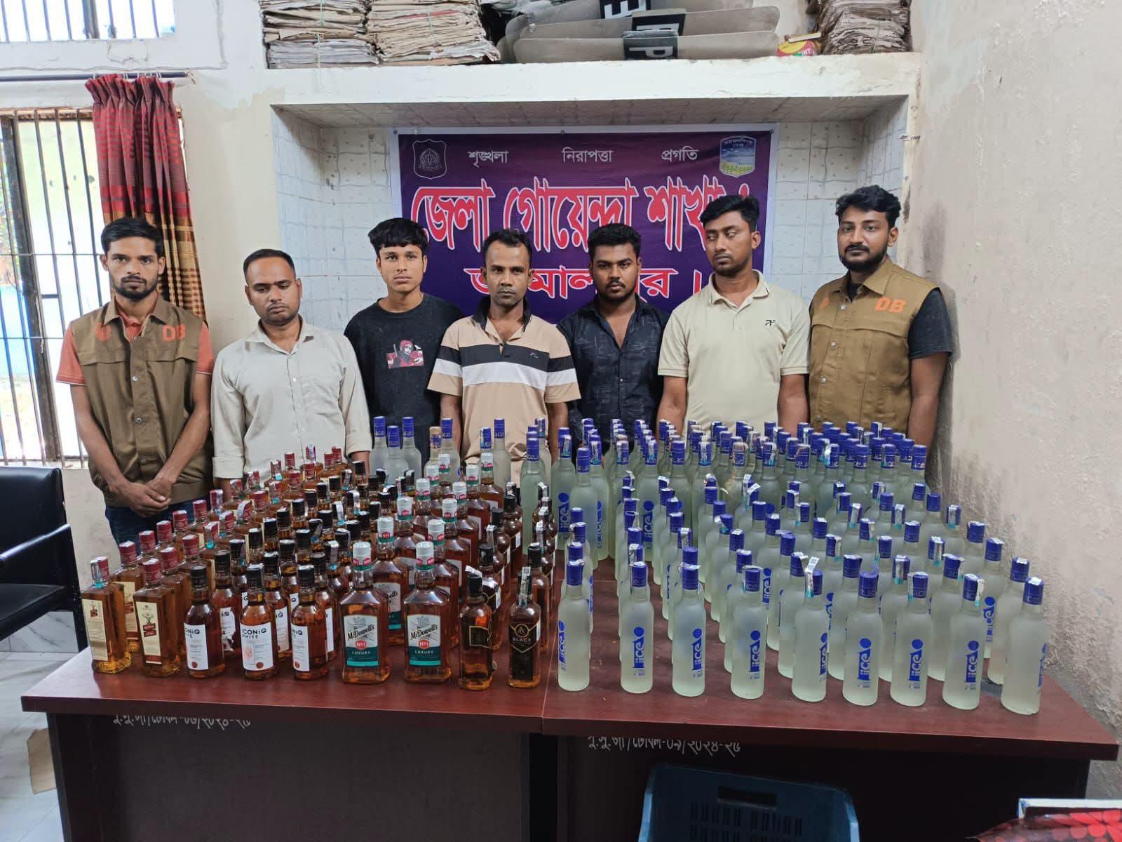 বকশীগঞ্জে ২১৭ বোতল ভারতীয় মদ উদ্ধার, ছাত্রদল নেতাসহ গ্রেপ্তার ৫ - Chief TV