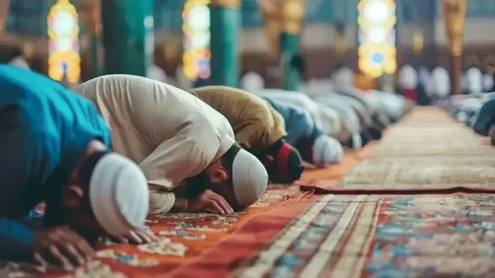 জুমার আগে-পরের সুন্নত নামাজ পড়ার বিধান, বাড়িতে পড়লে হবে কি - Chief TV