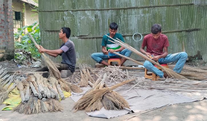 ঝাড়ু তৈরি করে বদলাচ্ছে হতদরিদ্র মানুষের জীবন - Chief TV